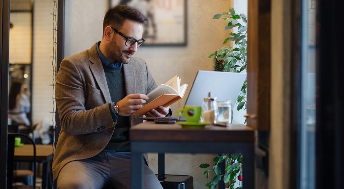 Finanzberatung in modernem Büroumfeld mit professionellen Materialien