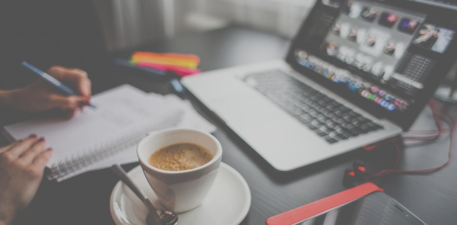 Franchise-Partner bei der Arbeit an strategischen Projekten